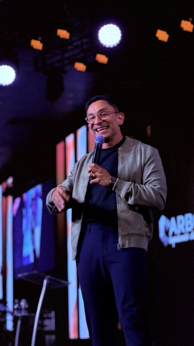 Marcelo Pereira apresentando no palco